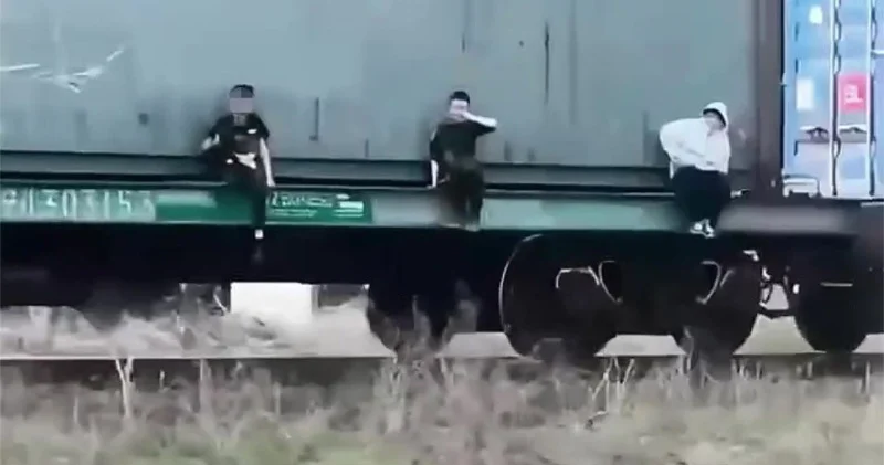 Алматыда полиция балалардың поездағы қауіпті ойындарын тексереді