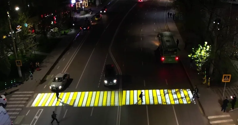 Алматының жаяу жүргіншілер өткелінде заманауи жарықтандыру енгізілді