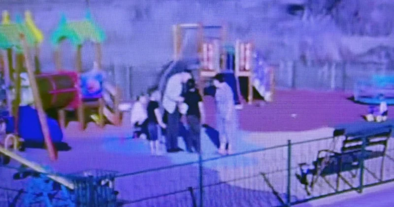 Қарағандыда балалар алаңында ер адам балаға тап берді видео