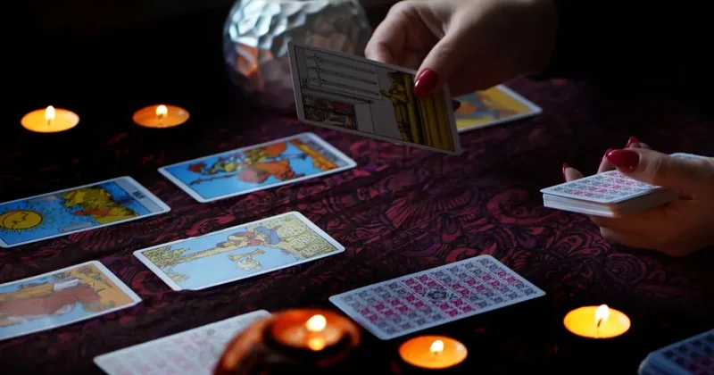 Американку обязали выплатить 10 млн долларов за расследование убийства по картам таро
