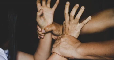 Схватил его за шею: мужчина напал на ребенка в Караганде