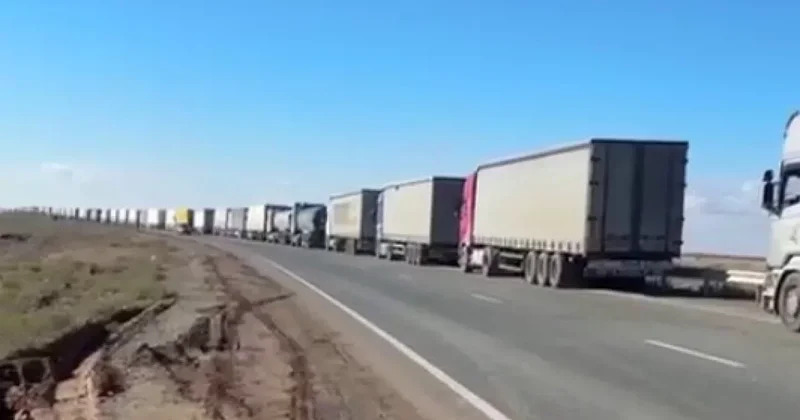 Хаос и сбои на границе: очереди в Казахстане хотят взять под контроль новыми правилами