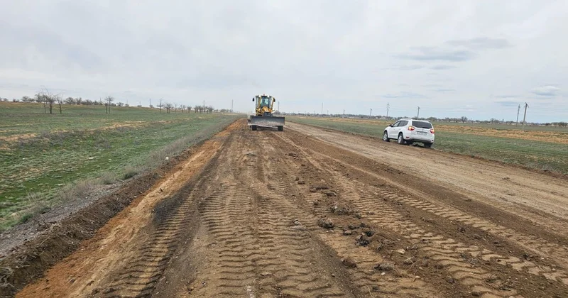 Фотоайғақ: Индер ауданында Атырау Орал тас жолына топырақ төгілуде