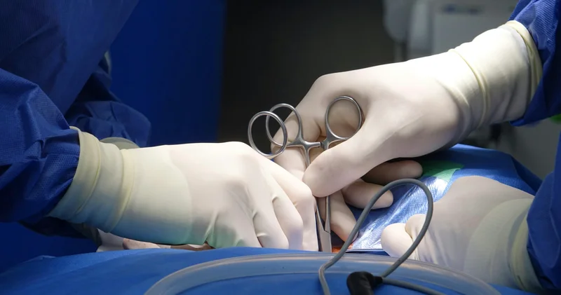 Алматылық дәрігерлер қайшыға құлап, басынан ауыр жарақат алған екі жасар баланың өмірін сақтап қалды