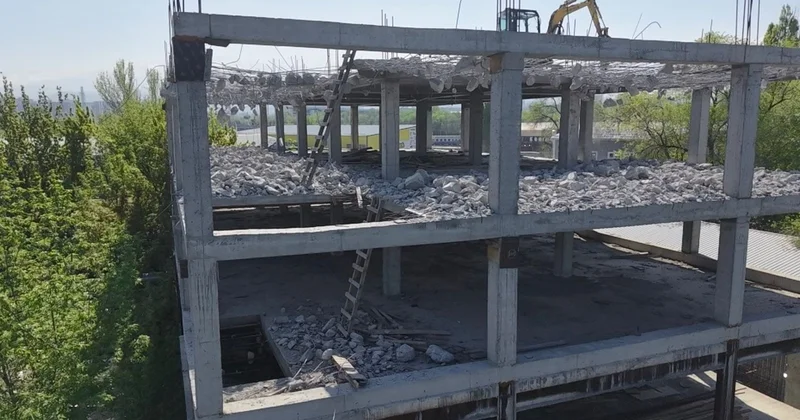 Алматыда құрылысы аяқталмаған 5 қабатты ғимарат бұзылып жатыр