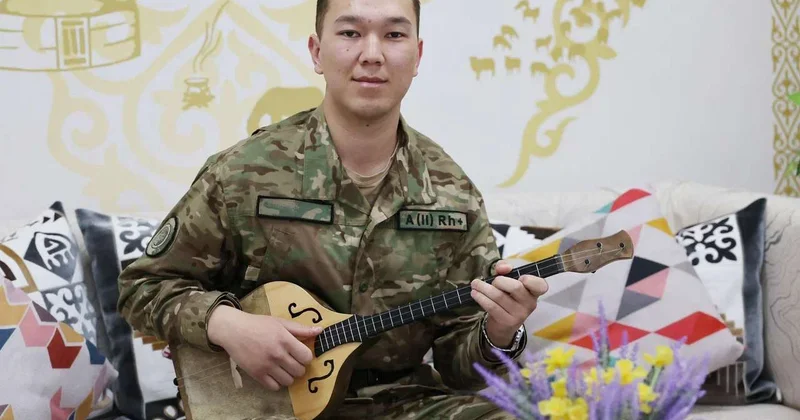 11 инструментов в арсенале: один из самых музыкальных гвардейцев служит в Туркестане