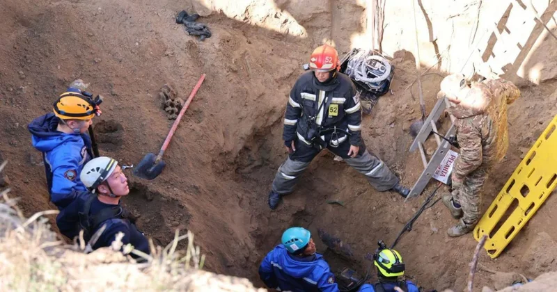 Рабочих засыпало землей в Павлодаре, двое погибли