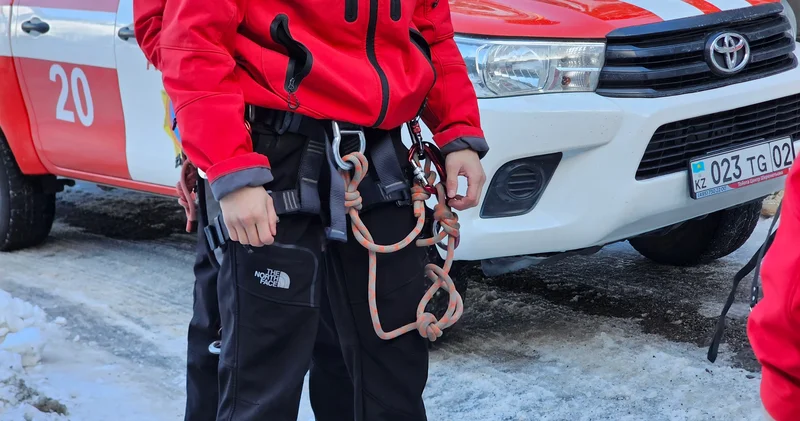 Құтқарушылар Алматы тауларында еңіске құлап түскен туристке көмекке келді