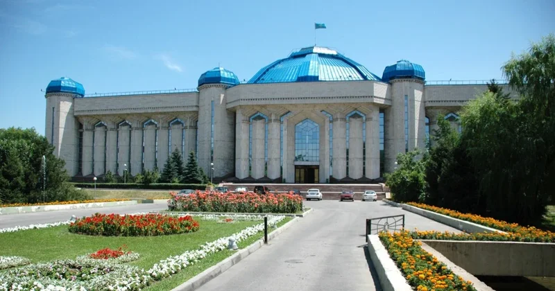 Алтынбек Қоразбаев пен Сәуле Жанпейісова музыкалық аспаптары мен сахналық костюмдерін музейге табыстайды