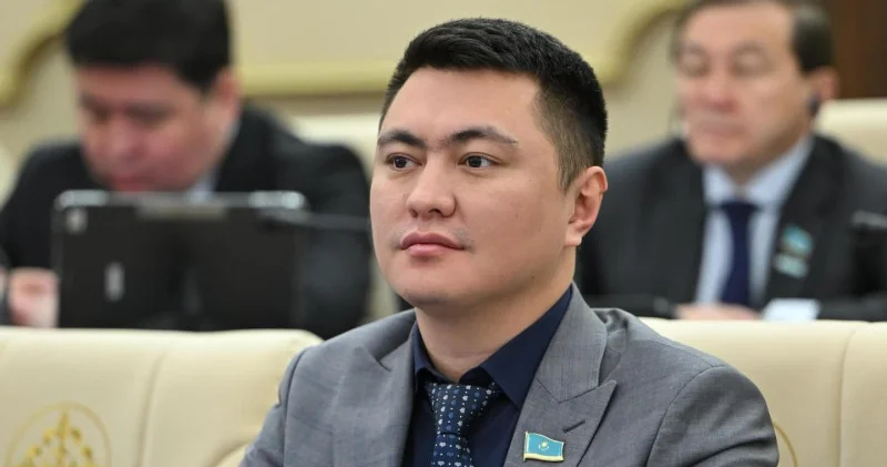 Депутат Мұқаев көк папка мен әйелін құттықтауға қатысты дауға жауап берді