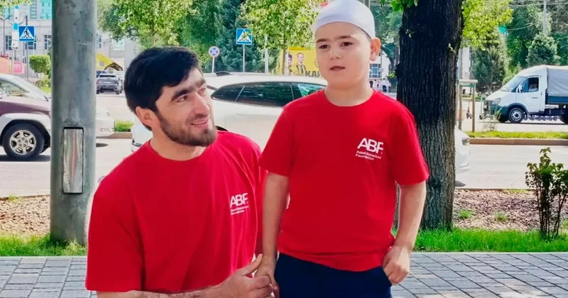 Донор из Дагестана спустя три года встретился в Алматы с мальчиком, которому спас жизнь