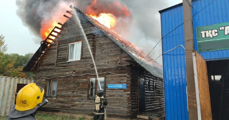 Көкшетауда үйдің шатырына найзағай түсіп, өрт шықты