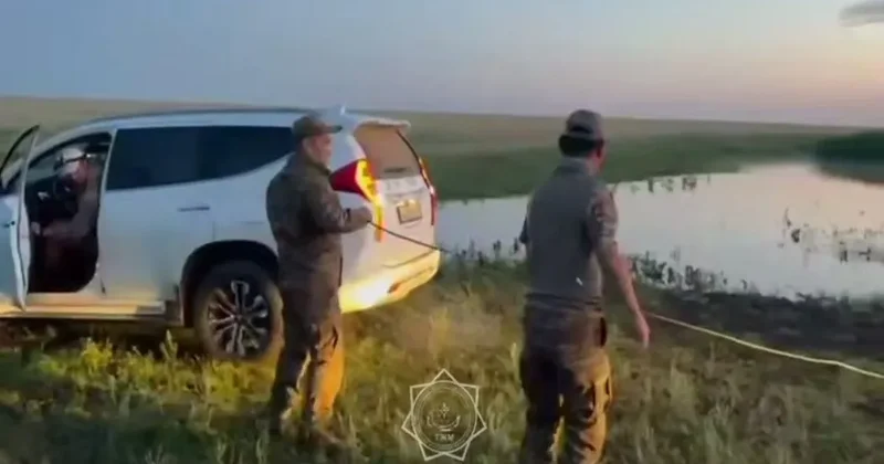 БҚО да айдалада балшыққа батқан жол талғамайтын көліктегі үш адам құтқарылды