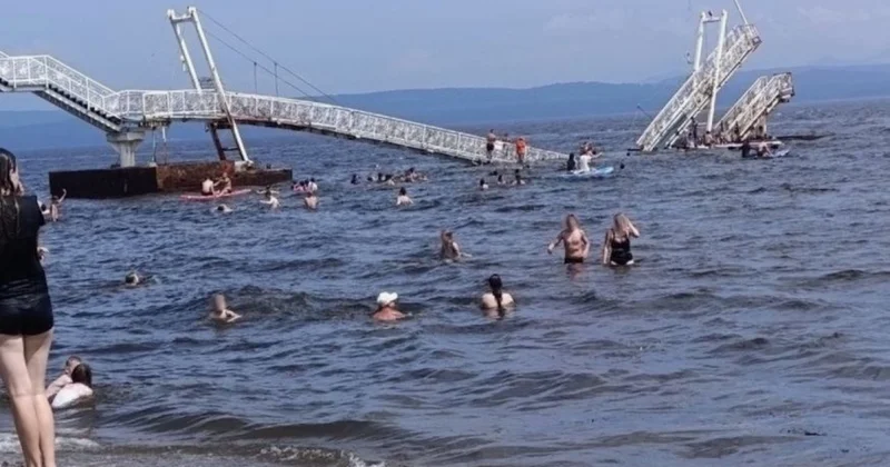 Үстінде 20 адам болған: Жағажайдағы жаяу жүргіншілер көпірі опырылып түсті