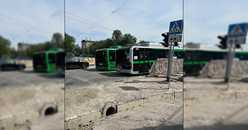 Два автобуса провалились на магистральной улице в Алматы