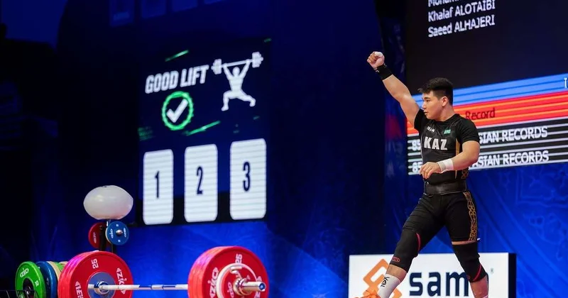 Тяжелоатлет Акжол Курманбек выиграл золото на ЧА среди юниоров