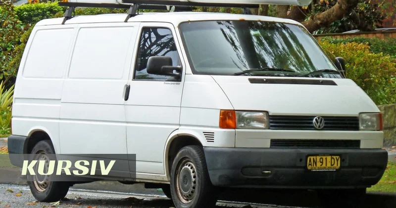 Volkswagen T4 едва не столкнулся с поездом возле Астаны