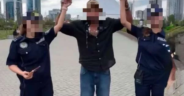 Двух сотрудниц туристической полиции уволили после видео с блогером в Астане