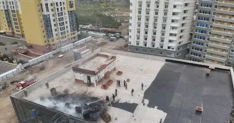 Астананың ортасында салынып жатқан ғимараттан шыққан өрт сөндірілді