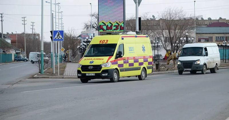 Мас күйде болған: Астана тұрғыны жедел жәрдем көлігінің терезесін сындырды
