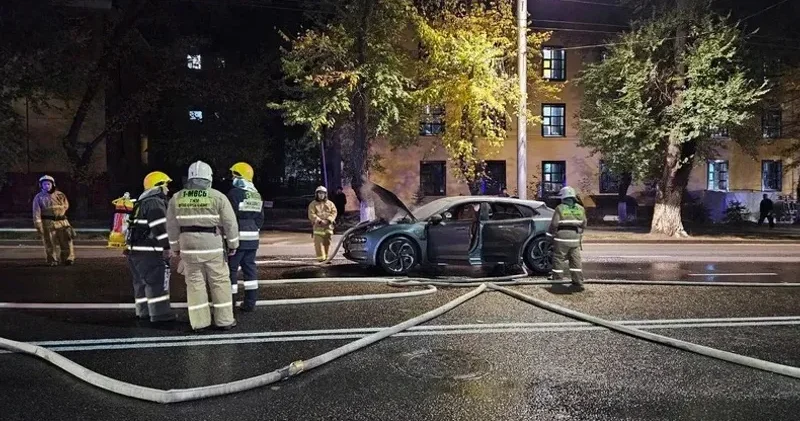Су шашуға болмайды . Алматыда электромобиль отқа оранды