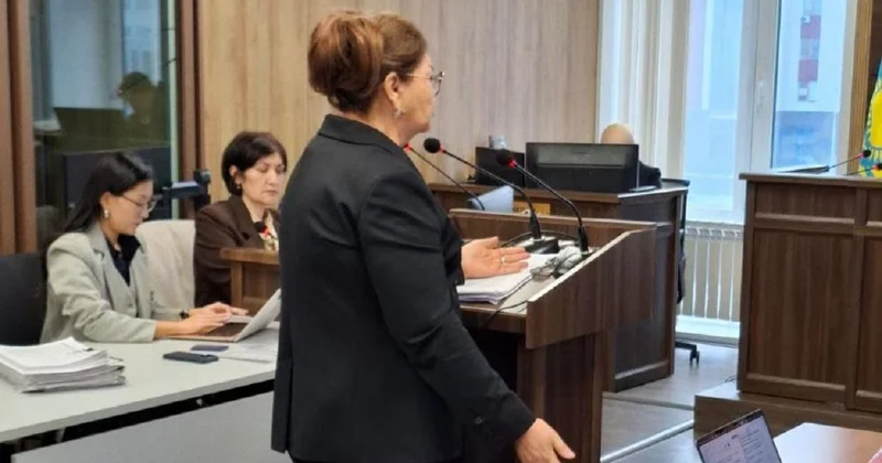 Мать Бишимбаева объяснила происхождение 1 млн долларов и принесла в суд синий чемодан