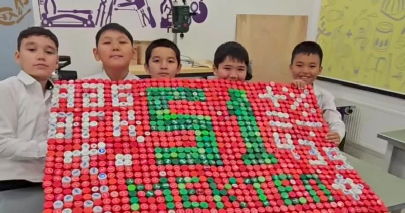 Семейде оқушылар бөтелкенің қақпағынан қоқыс контейнерін жасап шығарды