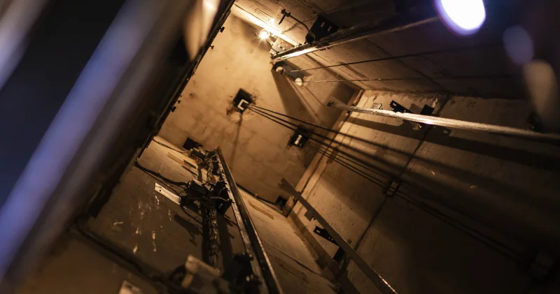 Астанада тұрғын үй кешеніндегі лифт құлап, бір адам мерт болды