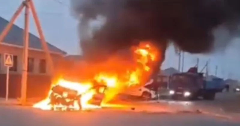 Атырауда соқтығысып қалған көліктің біреуі өртеніп кетті