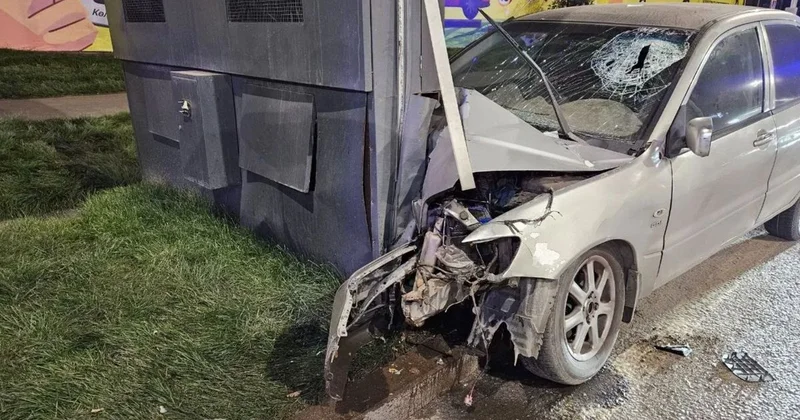 Врезался в билборд: водитель погиб в ДТП на Аль Фараби в Алматы (фото)