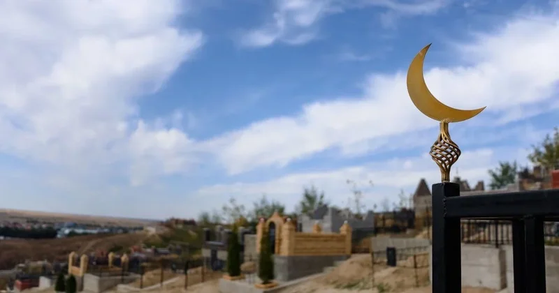 Помпезные мавзолеи и фото: как нельзя хоронить мусульман в Казахстане