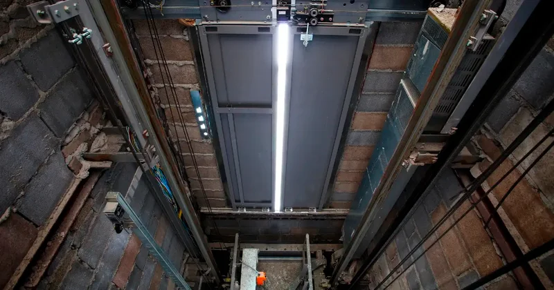 Рабочий погиб при обрушении лифта в Астане: застройщик не ввёл в эксплуатацию 10 из 16 подъёмников в ЖК