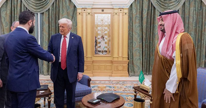 Трамп надушил президента Сирии собственным парфюмом (видео)