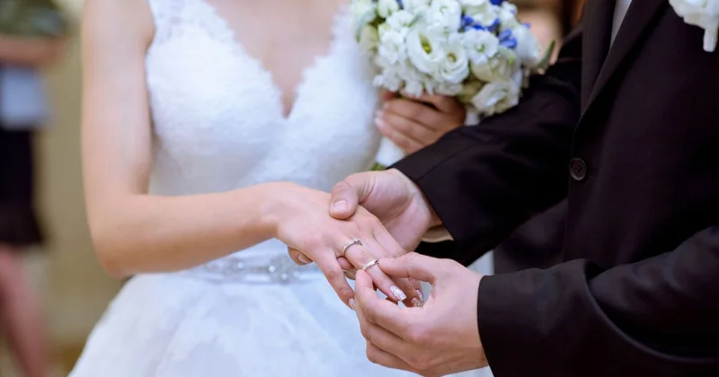 Павлодарка взяла фамилию мужа и получила штраф