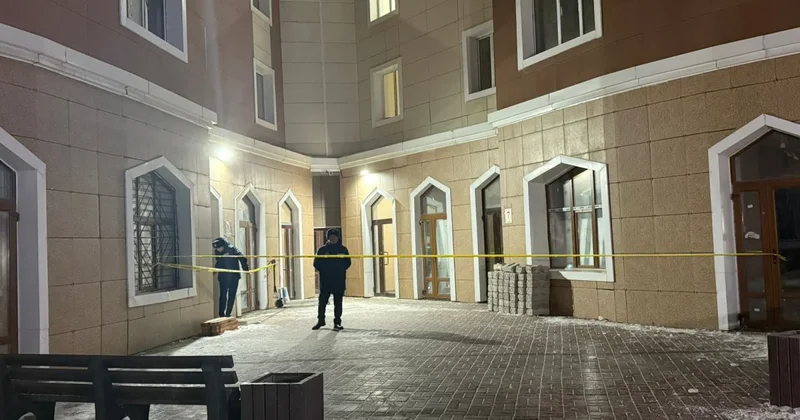 В Астане жильцы дома, где лифт рухнул в шахту, вышли на разборки с застройщиком