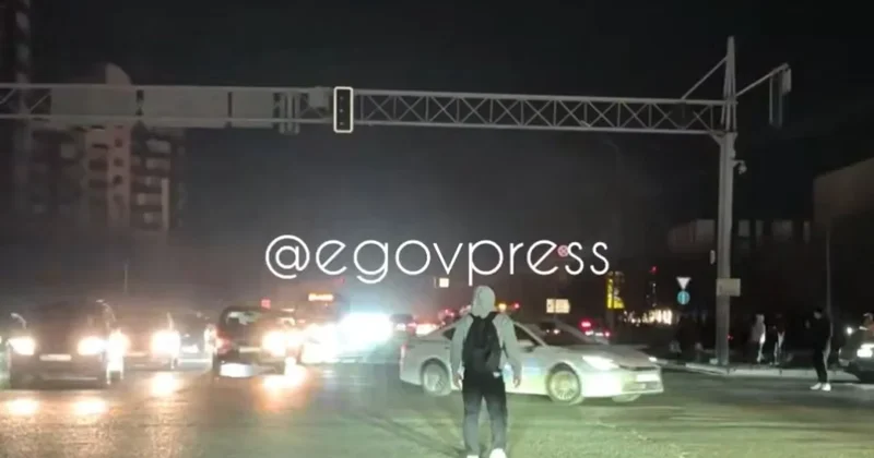 Без электричества и полиции: алматинцы сами организовали движение на дорогах