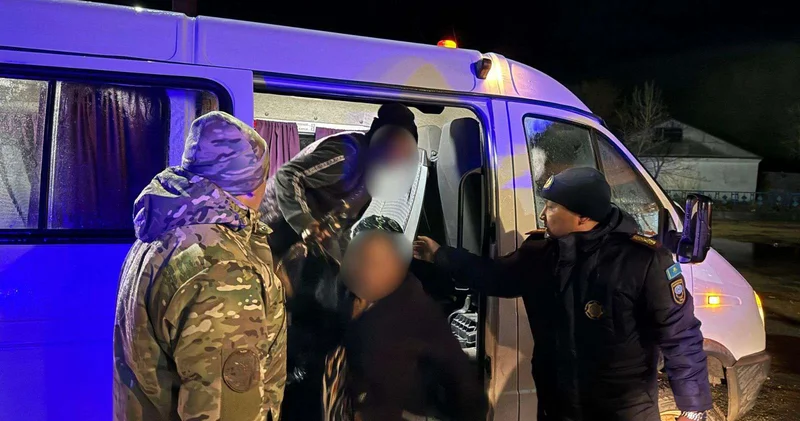 Иностранцам потребовалась помощь спасателей на трассе в Павлодарской области