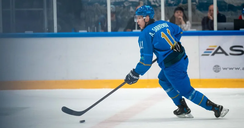 Хоккеиста сборной Казахстана дисквалифицировали на два матча на чемпионате мира