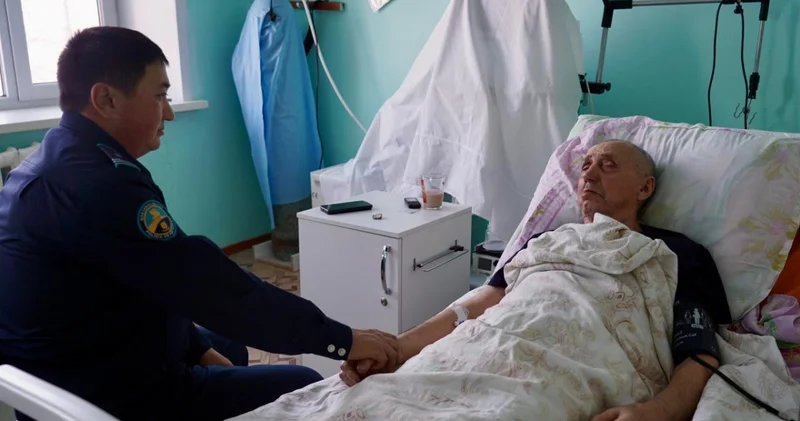 Мұз құрсауында жеті сағат жатты : қарапайым ауыл полицейі қарияның өмірін аман алып қалды