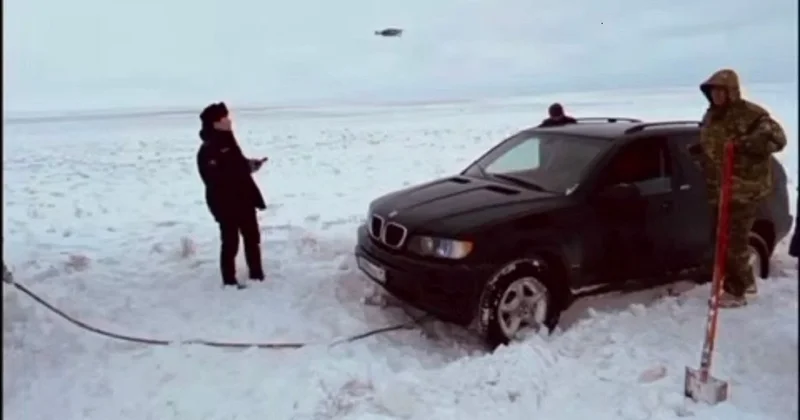 Двое жителей Мангистау поехали по бездорожью и застряли в снежной ловушке (видео)