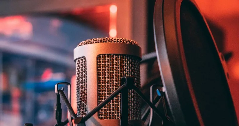 Танымал әншіге үй күтушілерін зорлады деген айып тағылды