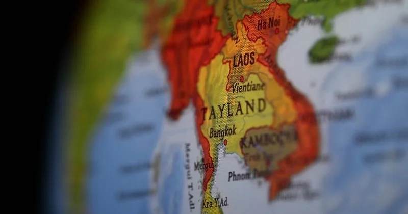 Таиландта құрылыс краны пойызға құлап, 22 адам қаза тапты