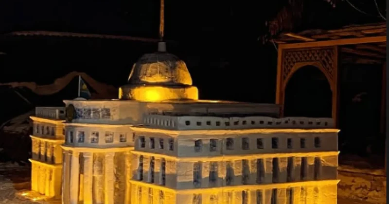 Житель ЗКО слепил из снега точную копию здания Акорды