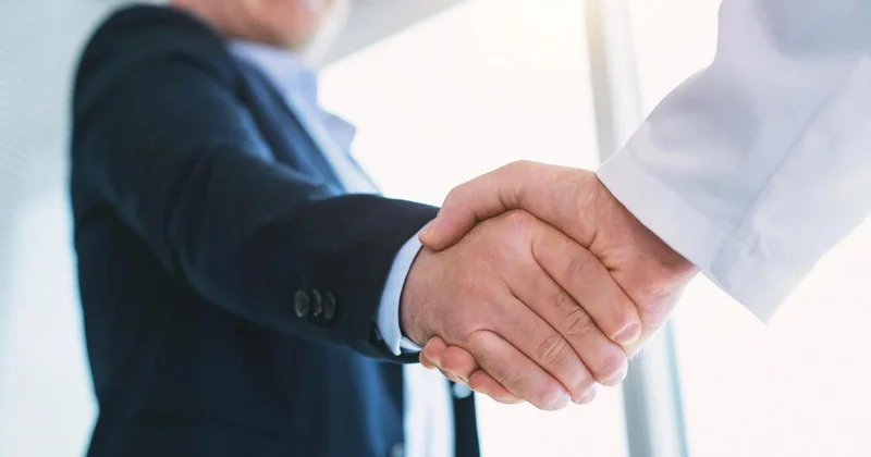 Стелют красные дорожки и награждают всех подряд : казахстанцы покупают себе награды, заявил депутат