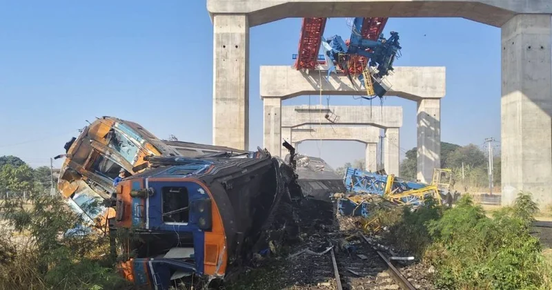 Строительный кран рухнул на пассажирский поезд в Таиланде: погибли не менее 20 человек (фото, видео)