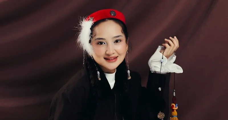 Настоящая казахская красавица : Салтанат Бакаева появилась в наряде в национальном стиле