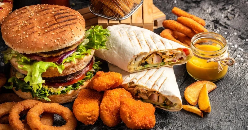 Сэндвич, донер, бургер: қазақстандық оқушылардың 8 пайызы фаст фудты күн сайын тұтынады