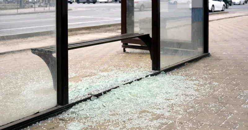 10 суток ареста получил житель Астаны за разбитую остановку