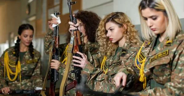 Министр обороны Армении призывает женщин идти в армию