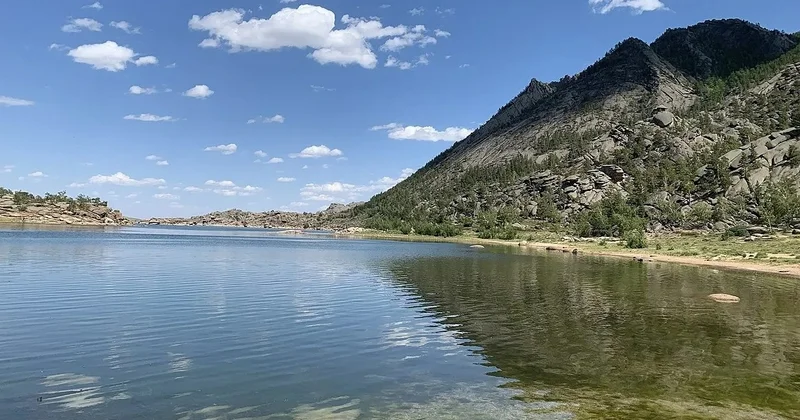 Баянауылдағы Торайғыр көлі ашық аспан астындағы мұз айдынына айналып келеді